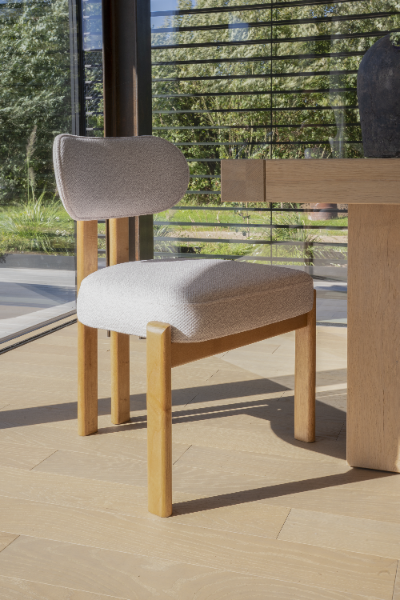 Nowoczesne krzesło z drewnianymi nogami ISOLA z personalizacją