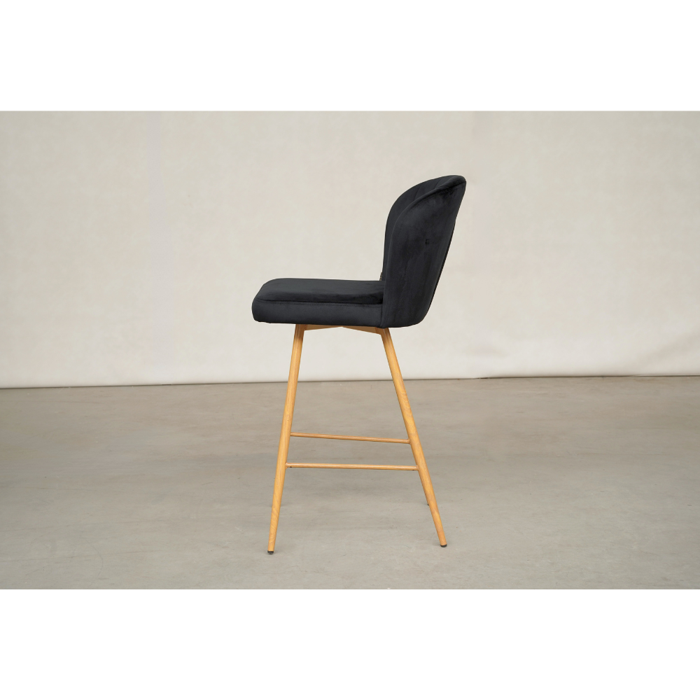 Zestaw 2 hokerów Shelly w eleganckiej czarnej tkaninie na dębowych nogach 60 cm