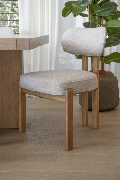 Nowoczesne krzesło z drewnianymi nogami ISOLA z personalizacją