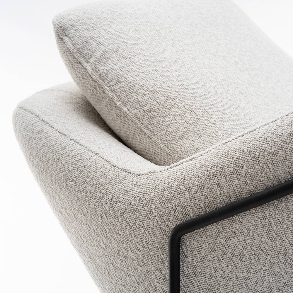 Nowoczesny fotel MALI na lekkich metalowych nogach