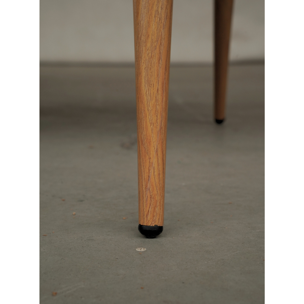 Zestaw 4 krzeseł Goda w eleganckiej beżowej tkaninie na dębowych metalowych nogach