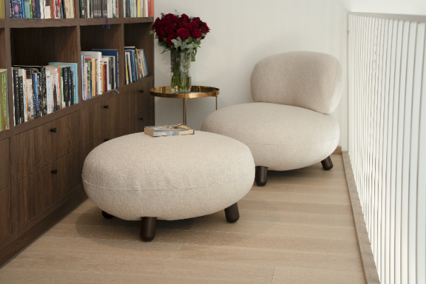 Fotel z podnóżkiem FUMO ciemnobeżowy/ noga orzech